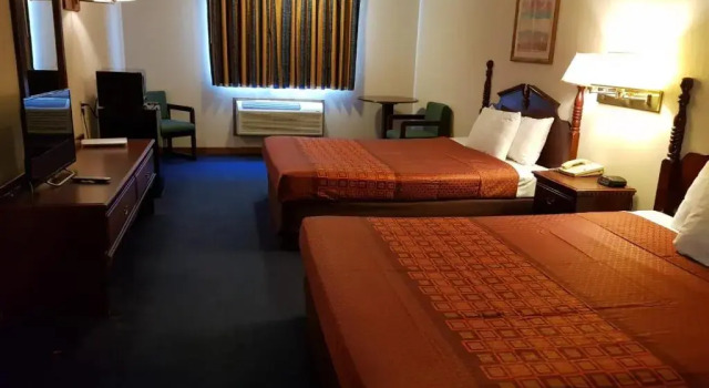 Четырёхместный номер Standard Denison Inn and Suites