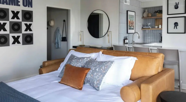 Downtown ATL Condo Balcony, Забронировать Отель Атланта Джорджия, рядом с The Varsity