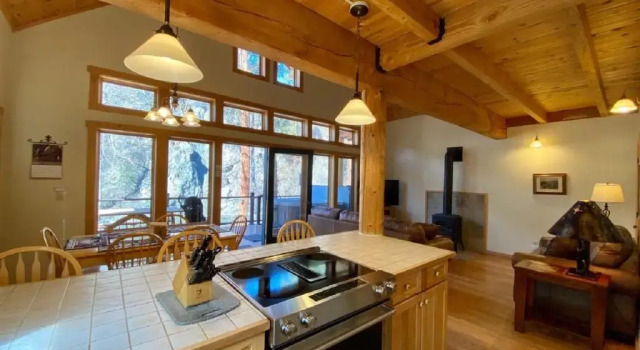 Коттедж с 3 комнатами Rivers Edge Resort