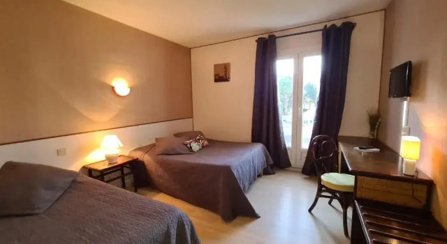 Трёхместный номер Standard Hôtel Restaurant Le Mas De LOlivier