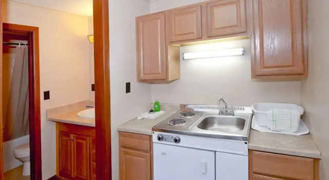 Двухместный номер Economy с балконом Eclectic Studio Cabin w/ Kitchenette, Free WiFi, Riverfront Location & More