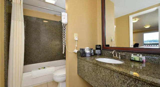 Четырёхместный номер Standard с балконом и с видом на реку Best Western Pier Point Inn