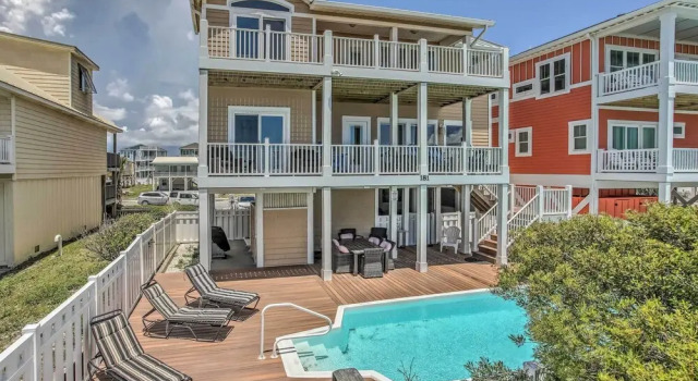 Коттедж с 6 комнатами с балконом Coastal Retreat w/ Hot Tub: Steps to Beach!