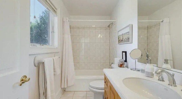 Коттедж с 4 комнатами с балконом Hamptons Home Near Beaches w/ Pool & Water Views!