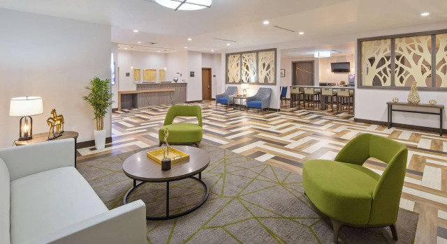 Кровать в общем номере Best Western Green Oak Inn & Suites