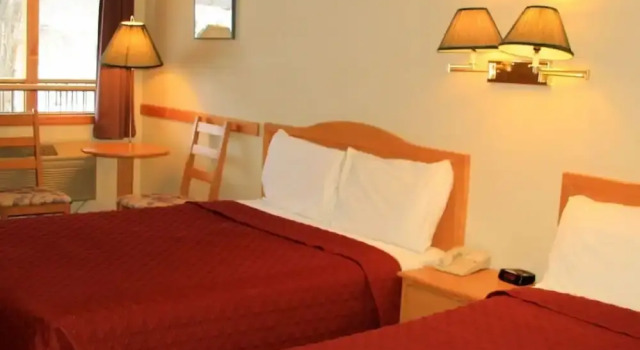 Standard quadruple chambre avec balcon Cariboo Lodge