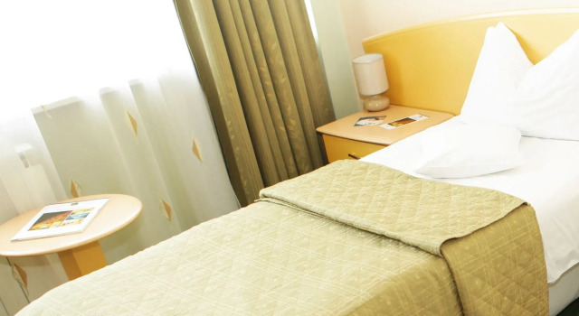 Best Western Eurohotel, Varaa Hotelli Hotellit Carpathians - Romania uima-altaalla, Uima-allas