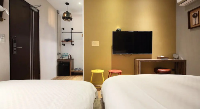 Четырёхместный номер Economy с балконом MIDORI Hostel