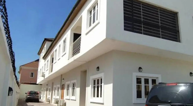 Wendo Court Apartment, Rezerwuj Apartament Hotele w Eti-Osa z parkingiem, Parking
