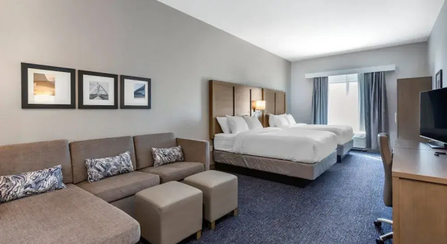 Четырёхместный люкс c 1 комнатой Comfort Suites Scottsdale Talking Stick Entertainment District