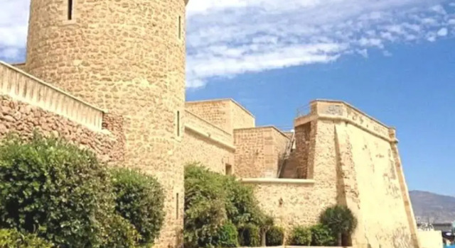a 600 m de la playa y el castillo santa ana