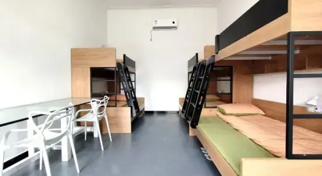 Кровать в общем номере Prism Youth Hostel