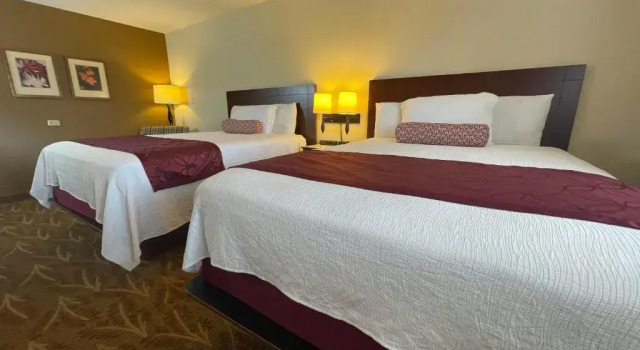 Четырёхместный номер Standard Governors Inn Hotel