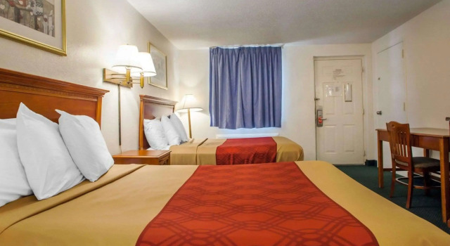 Четырёхместный номер Standard Econo Lodge Somers Point