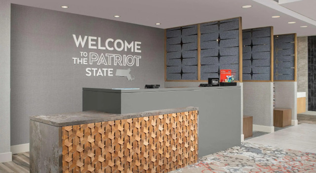 Кровать в общем номере Hampton Inn Boston Logan Airport Chelsea