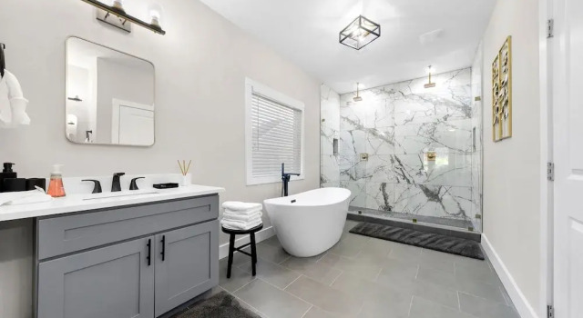 Коттедж New Luxury Family Friendly Home Centrally Located