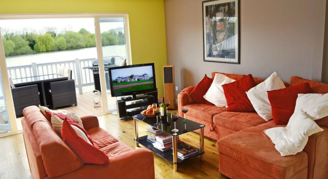 Pet-friendly lakeside house on Spring Lake in the Cotswold Water Park