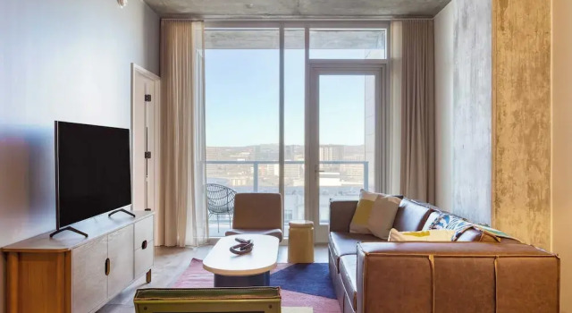 Sleeps 16 Brand New Austin High Rise w/ Rooftop Pool, Gym, Yoga Studio & More!, Забронировать Дом для отпуска Виллы Остина, рядом с W Austin Wet Deck, Вилла
