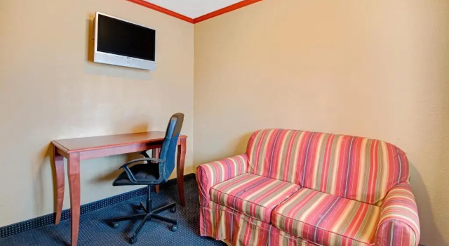 Двухместный номер Deluxe Days Inn by Wyndham Albuquerque Downtown