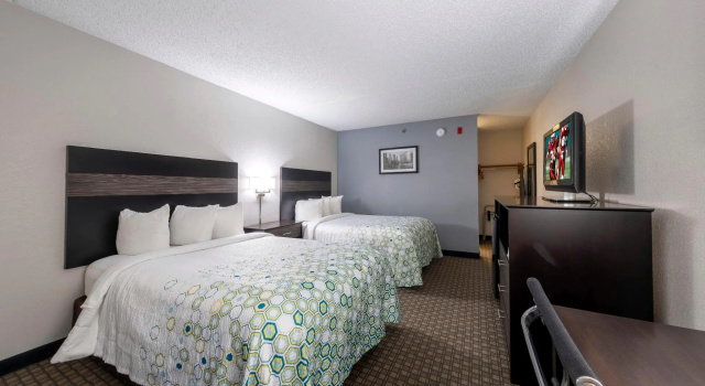Четырёхместный номер Standard HomeTown Inn by Red Roof East Syracuse