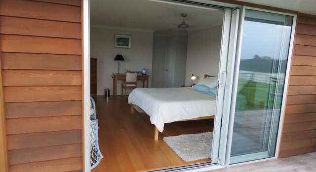BnB Whangaruru, Rezerwuj Bed and Breakfast Hotele w Auckland Region z parkingiem, Parking