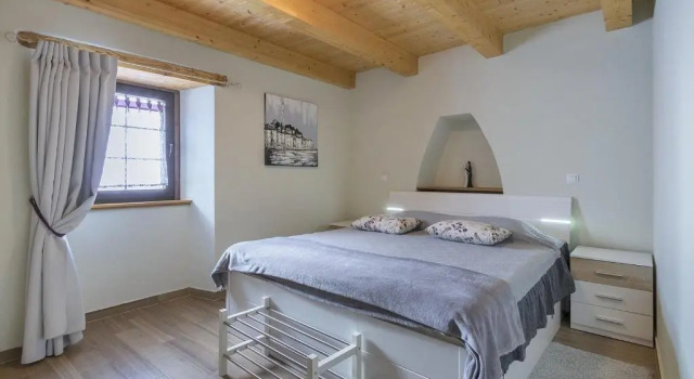 Ive in Orbanići with 5 bedrooms and 2 bathrooms