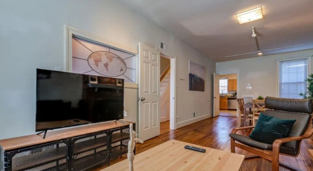 3BR Colonial House w/Parking by CozySuites, Забронировать Отель Отели Александрии с парковкой, рядом с Gadsby's Tavern Museum, Парковка
