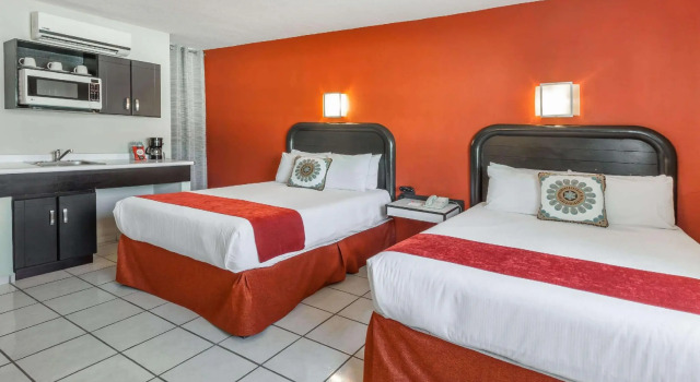 Четырёхместный номер Standard Howard Johnson by Wyndham Guanajuato Leon Avenida
