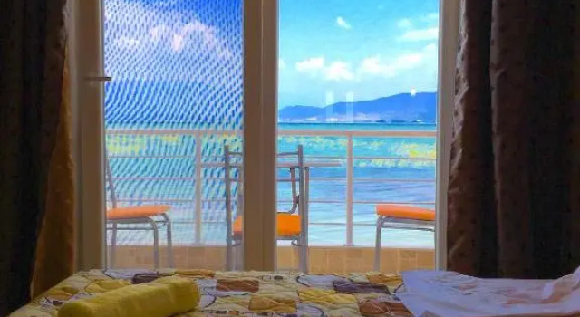 Апартаменты с балконом и с видом на озеро Sunrise Apartments and Studios