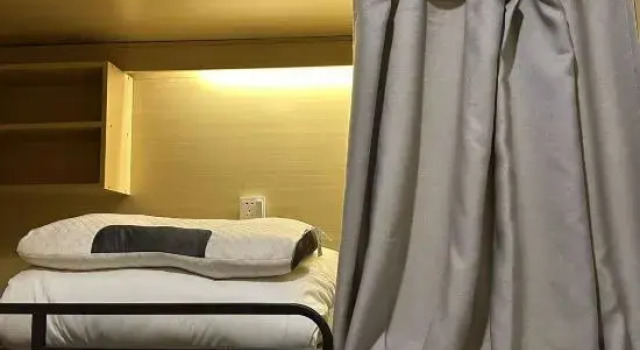 Кровать в общем номере (мужской номер) Shenyue International Youth Hostel (Pingzhou Subway Station)