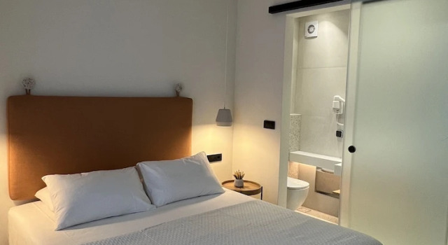 Четырёхместный номер Deluxe с балконом Yria Hotel