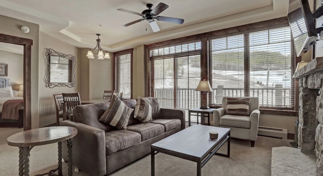 Luxury & Modern 2 Bdrm/2 Bath On Peak 7 2 Bedroom Condo by RedAwning, Забронировать Апартаменты/квартира Отели Брекенридж с парковкой, рядом с Trygve's Platter Chair Lift, Парковка