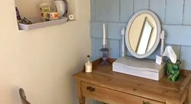 Dewberry Cottage Bed and Breakfast, Varaa Lomakoti Mökit kohteessa Merseyside, Mökki