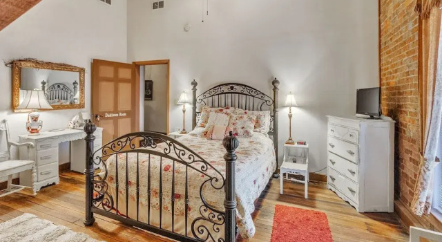Dickinson Room by Main Street Bed & Breakfast, Varaa Hotelli Glasgow Kentucky