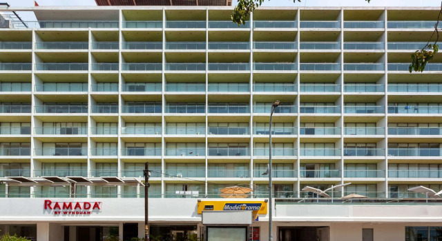Ramada by Wyndham Acapulco Hotel & Suites, Rezervovat Hotel Acapulco Guerrero, poblíž Acapulco Cathedral