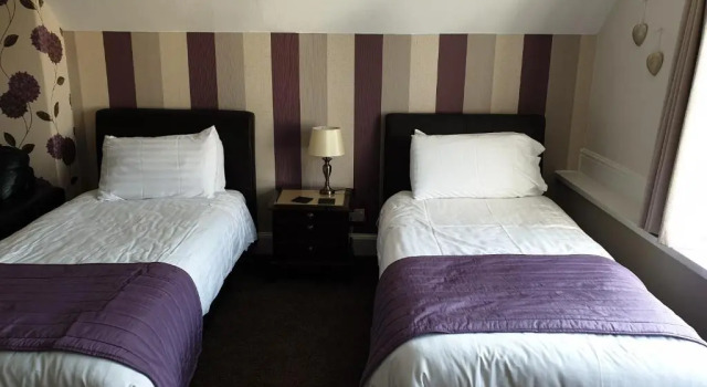 Colbourn Hotel, Book Hotel  