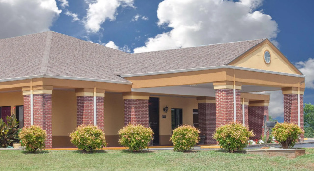 Четырёхместный номер Standard Days Inn by Wyndham Moulton