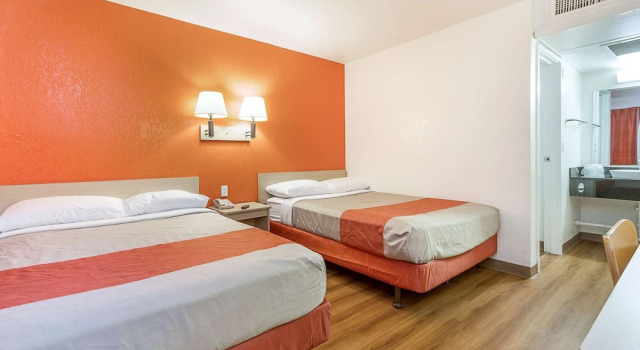 Четырёхместный номер Premium Motel 6-Phoenix, AZ - North Bell Road
