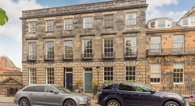 325 - Delightful 2 bedroom apartment situated in typical 18th century square