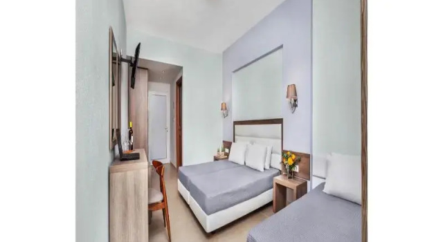 Трёхместный номер Comfort с балконом Iris Hotel
