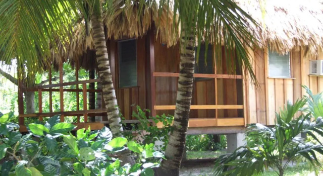 Бунгало с видом на сад St. Georges Caye Resort