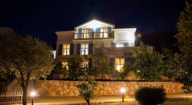 Amazing Home in Cres With Wifi, Heated Swimming Pool and 6 Bedrooms, Varaa Lomakoti Hotellit Kvarner Islands uima-altaalla, Uima-allas