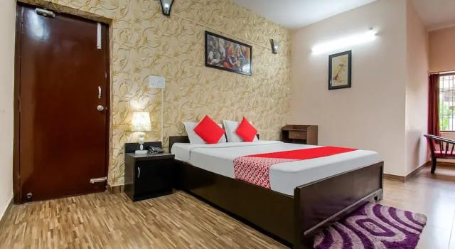 Oyo 60880 Grand Imperia Inn