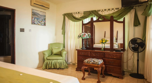 Clarridge Hall Guesthouse, Rezervovat Vila Hotely v Montego Bay Coast s parkováním, Parkování