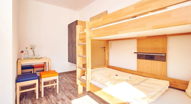 Bielefeld JBB Jugendgästehaus, Забронировать Хостел Билефельд Teutoburg Forest, рядом с Городской театр Билефельда