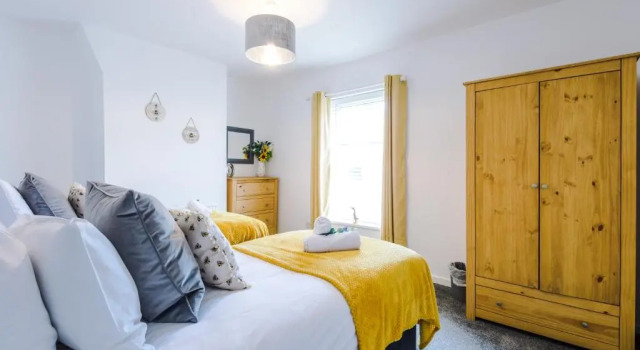 Spacious 2-Bed City-Centre Cottage in Chester by 53 Degrees Property - Ideal for Groups & Couples - Sleeps 6, Забронировать Дом для отпуска Честер Чешир, рядом с Больница Countess of Chester