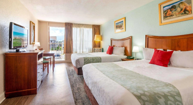 Четырёхместный номер Standard с видом на город Ramada Plaza by Wyndham Nags Head Oceanfront