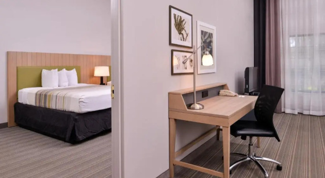 Четырёхместный номер Standard Country Inn & Suites by Radisson Raleigh-Durham Airport NC