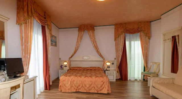 Люкс с видом на сад Hotel Carlton