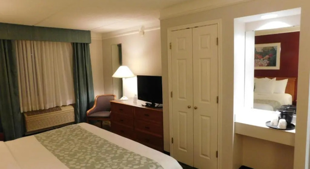 Номер Standard Days Inn & Suites by Wyndham Arlington Heights